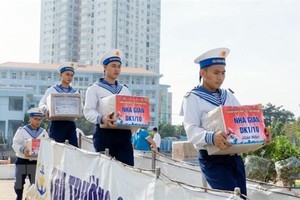 戰士們搬送禮物上船準備啟程往DK1瞭望台拜年送禮。（圖：越通社）