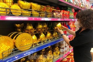 各超市的年貨充裕。