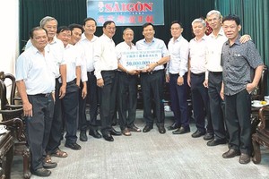 王永勝理事長(左七)向阮玉英主編捐贈5000萬元。