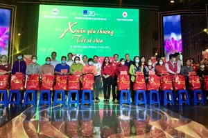 中央、本市紅十字會和PVFCCo公司代表向窮人贈送禮物。