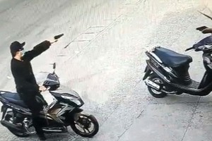 監控視頻錄下劫匪持槍打劫銀行後騎上摩托車逃脫的畫面。（圖：視頻截圖） 