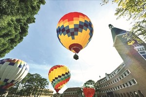 遊客坐熱氣球俯瞰大勒市