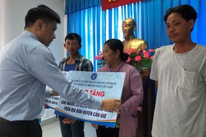 市社保機關代表向芹耶縣貧困者贈送社保冊。