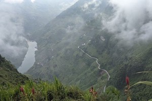 登上白石灰崖欣賞美麗風景。