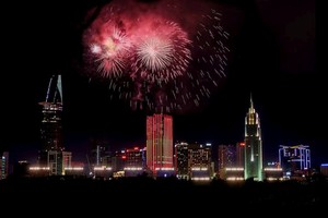 胡志明市烟花满天迎新年。陈光明 摄