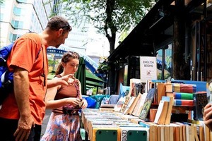 外國遊客參觀胡志明市一書香街。