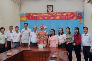 市越南祖国阵线委员会向穗城会馆拜年。