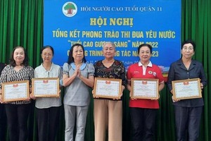 苏惠大娘（右三）获第十一郡高龄者会表彰。