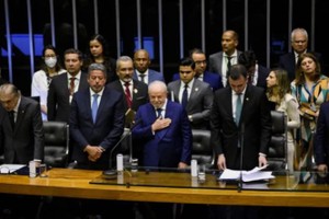 巴西新总统卢拉（前中）在首都巴西利亚宣誓就职。（图：路透社）