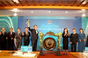 财政部副部长阮德芝为2023新年首日证券交易敲锣开市。