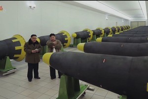 朝鲜中央电视台1月1日播出金正恩参观“火星-12”型弹头的场面。（图：韩联社/朝鲜央视）