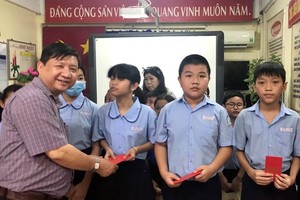 陈明诗向贫困学生发送红包礼物。