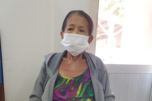 周爱莲肚子、双腿肿胀厉害。