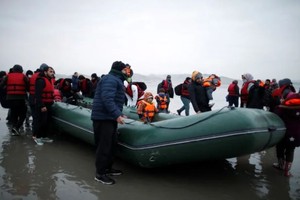 每年有大批非法移民橫渡英倫海峽赴英。（图：路透社）