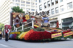 一辆花车参加新年玫瑰花车遊行。（图：新华社）