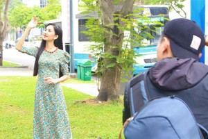 年轻人利用户外空间拍摄春节照片。