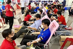 广大青年参加捐血。