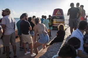 由于愈来愈多来自古巴的船隻抵达，佛罗里达州以西的乾龟岛国家公园将持续关闭。（图：EPA）