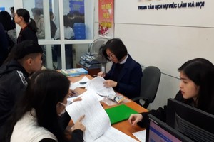 众多年轻求职者亲往河内辅业劳务中心寻求临时工机会。（图：X.M）