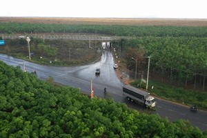 为隆城机场项目施工工作服务的769号省路已超负荷，难以满足在施工高峰期的运输需求。