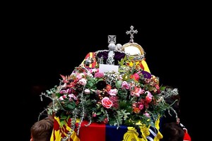 2022年9月19日，英国温莎城堡的圣乔治礼拜堂，英国伊丽莎白二世女王的棺材上面放着皇冠。（图：互联网）