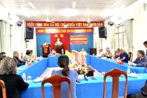 芽庄市领导向华人拜年