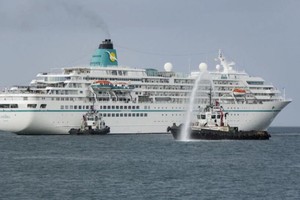 “阿马德娅”号邮轮驶进码头准备靠岸。（图：互联网）