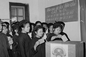 77年前(1946.1.6-2023. 1.6)，响应胡志明主席的呼吁，在兴高采烈氛围下，全体越南人民，不分男女老少已兴奋进行信任投票，选出其代表人进入国会越南民主共和国。（资料图：越通社）