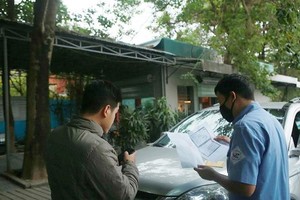 干部为民众车辆做登检。