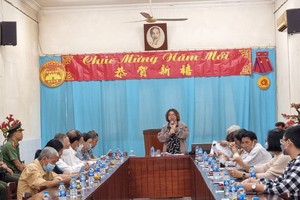 市各民族文学艺术协会举办专题报告会议