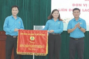 第五郡劳动联团荣获市劳动联团颁发的出色锦旗。