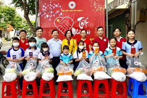 第六郡红十字会和热心人士向学生赠送礼物。