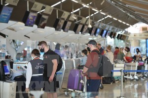 外国游客在泰国曼谷素万那普国际机场办理手续。（图：越通社）