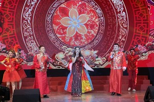 秀玲、光荣与有勤合唱《欢乐年年》。