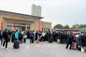 今（8）日上午，有数百中国公民来到广宁省芒街国际口岸等候办理出境手续，以回家过年。（图：越通社）