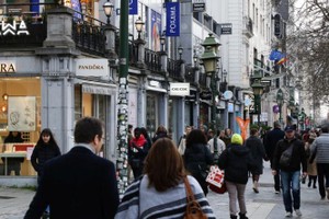1月3日，行人在比利時布魯塞爾的一條商業街上行走。（图：新华社）