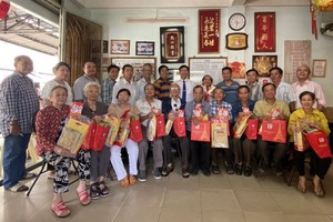 该宗祠会长叶其达与诸位理事成员向诸位长者赠送敬老礼物。