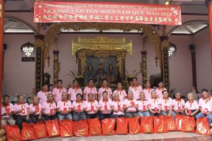 郑氏宗祠应届理监事会代表与诸位长者拍照留念。