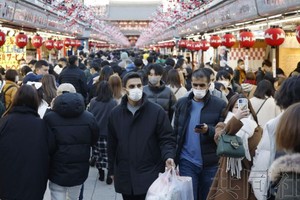 2022年12月30日，东京浅草的仲见世商业街上游客熙熙攘攘。（图：共同社）