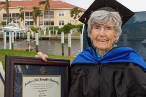 多诺万获颁英语和创意写作文学硕士头衔。（图：互联网）