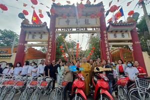 龙华寺派发1200份岁暮济贫礼物