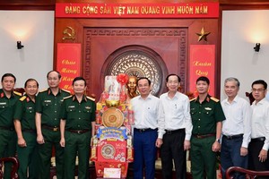 市委书记阮文年接见第七军区领导团来拜年。