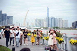 民众在西贡白腾码头游览和拍照留念。