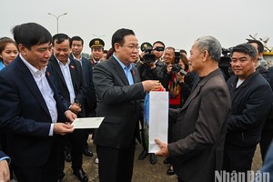 国会主席王廷惠（中）探望广平省渔民并赠送春节礼物。（图：人民报）