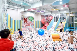 小孩愉快地在甜甜小乐园玩耍。