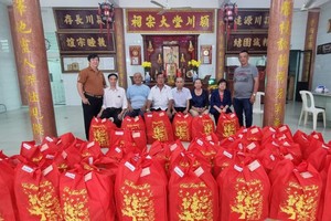 颍川堂陈、姚、胡、虞、田大宗祠理事与高龄宗亲合影。 