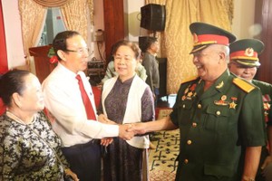 党中央政治局委员、市委书记阮文年和与会代表交流。