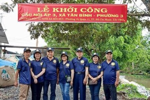 培德精舍资助前江省丐礼市重建新平乡第三坊３号邑接连桥，图为精舍会长庄瑞雄（左三）和常值副会长赖远东（右三）和精舍理事会在当天动土仪式上合摄。