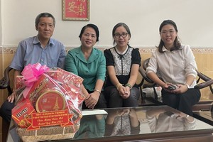 市领导探望华人有功者家属