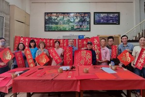 书法家为慈善挥春活动作准备